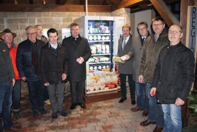 Bei der feierlichen Einweihung des Warenautomaten in Schlierstadt: Mit den Initiatoren des Projekts freuten sich Minister Hauk MdL und 1. Vorsitzender Beetz. (Bild vergrößern)