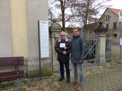 1. Vorsitzender Beetz übergibt die Plakette an Bürgermeister Wessels. Die Tafeln wurden u.a. an fünf historisch wertvollen Kirchen platziert. (Bild vergrößern)