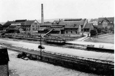 Die Glashuette vom Bahnhof aus gesehen um 1910 (Bild vergrößern)