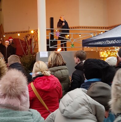 Schulleiterin Frau Menzel eröffnet den Weihnachtsmarkt der Goethe-Grundschule