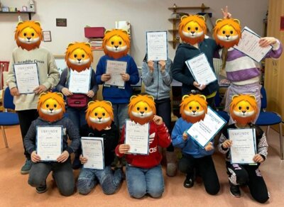 12 Kinder werden zum Abschluss des Projekts mit einer Urkunde belohnt. (Bild vergrößern)