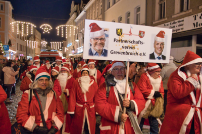 „Weihnachtsmänner-Parade“ (Bild vergr&ouml;&szlig;ern)