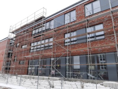 Foto zur Meldung: Trotz Schnee und Eis: Der Neubau wird eingerüstet - warum eigentlich?