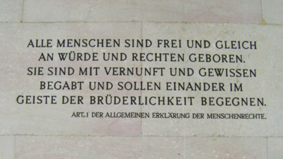 Artikel 1 der Allgemeinen Erklärung der Menschenrechte (Bild vergr&ouml;&szlig;ern)