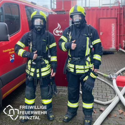 Zwei neue Atemschutzgeräteträger verstärken die Pfinztaler Feuerwehr (Bild vergrößern)