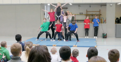 Akrobatik wird beim Zirkusprojekt an der Marienschule Strücklingen trainiert. Hier zeigten einige Jungen und Mädchen während der Feierstunde, was sie bereits können. Foto: Kruse
