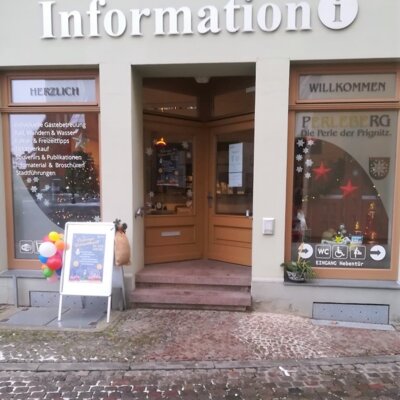 Rolandstadt Perleberg | Außenansicht der Stadtinformation zu Weihnachten