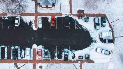 Auf dem Supermarktplatz gelten besondere Verkehrsregeln (Bild vergrößern)