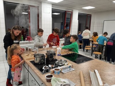 Foto zur Meldung: Kinderfeuerwehr in der Weihnachtsbäckerei