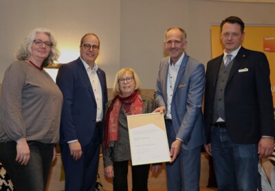 Die Goldende Ehrennadel für herausragendes Engagement - Brigitta Hagemann wurde ausgezeichnet! (Bild vergrößern)
