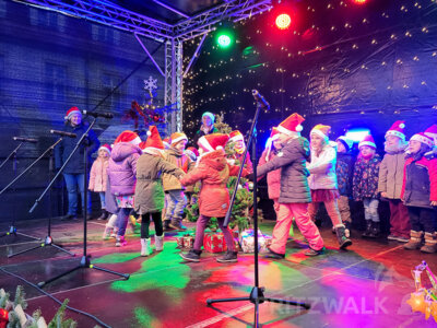 Die Kinder der Kita Kinderland präsentierten eine fröhlich-buntes Weihnachtsprogramm auf der Bühne. Foto: Beate Vogel (Bild vergrößern)