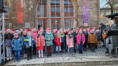 Unser Schulchor begeistert auf dem Nordhäuser Weihnachtsmarkt (Bild vergrößern)