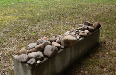 Das symbolische Grab - ein Projekt, an dem zwei Jugendliche mitgearbeitet haben. Foto: Ingrid Hoberg (Bild vergrößern)