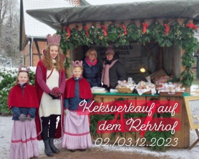 Keksverkauf auf dem Rehrhofer Weihnachtsmarkt / LandFrauenverein Amelinghausen (Bild vergrößern)