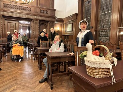 Ackerbürgerin Mathilde führte die Gäste auch in den Sitzungssaal des Rathauses I Foto: Martin Ferch (Bild vergrößern)