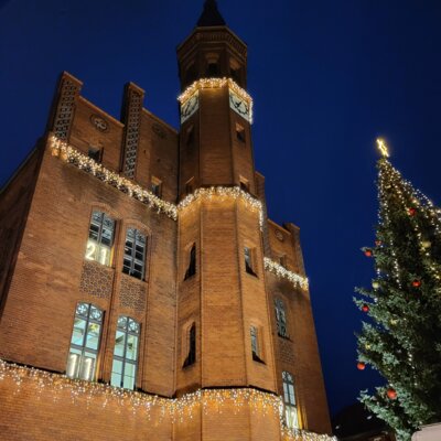 Rolandstadt Perleberg | Abbildung zeigt das beleuchtete Rathaus am Abend.