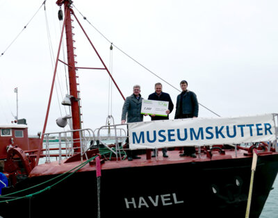 Nehlsen übergibt Spende an Fischerei- und Hafenmuseum