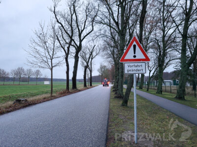 Der Hainholzweg ist jetzt nur noch eine untergeordnete Straße. Ein Schild weist auf die Änderung hin. Foto: Beate Vogel (Bild vergrößern)