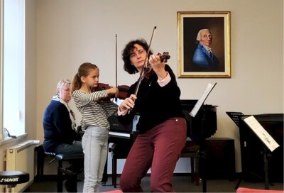 Foto zur Meldung: Violinen-Workshop: Musikprofessorin coacht Musikschüler