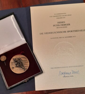 Foto zur Meldung: Ministerpräsident Stefan Weil vergibt Niedersächsische Sportmedaille