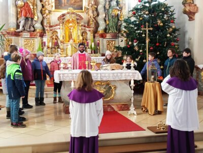Foto zu Meldung: Friedenslicht brennt in Moosbach - Kommunionkinder brachten am dritten Adventssonntag Laterne zum Altar