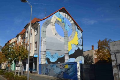 Von Engin Dogan gestalteter Giebel in der August-Bebel-Straße I Foto: dschungle bureau (Bild vergrößern)
