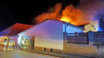 In der Brandnacht: Die Produktionsräume der Fleischerei Thielecke stehen in Flammen. Foto: Feuerwehr (Bild vergrößern)