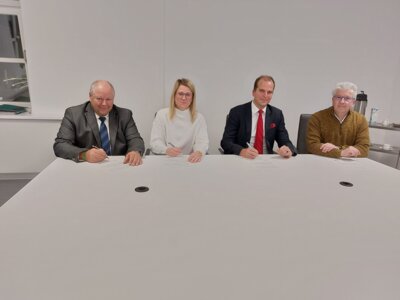 Unterzeichnung des Kooperationsvertrages zur Entwicklung und Umsetzung des „Kompetenzzentrums Wärmepumpe Werra-Meißner“. (Bild vergrößern)