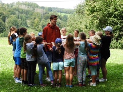 Als Betreuer mit der Kindergruppe im Waldlabor (Bild vergrößern)