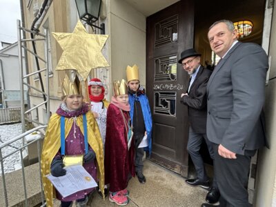 Sternsinger segnen das Falkenseer Rathaus
