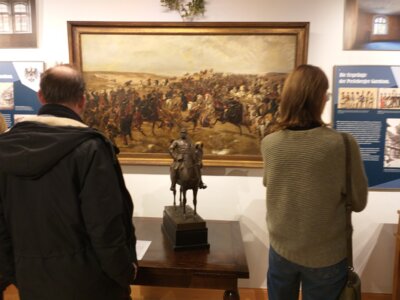 Foto: Rolandstadt Perleberg | In der Sonderausstellung sind das Gemälde „Attacke der 11. Ulanen 1870“ von Hans Brünner und die Reiterstatuette Kaiser Wilhelm I. erstmals wieder zu sehen.