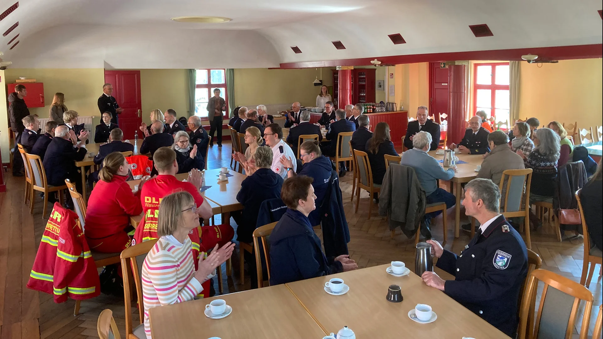 Anschließender Imbiss und Klönschnack auf dem Kirchensaal