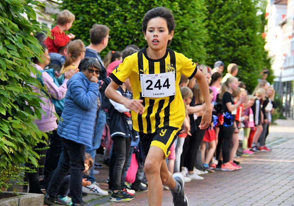 Leonadro Weltermann Orccon (SV Hesepe/Sögeln) gewann den Schülerlauf über zwei Kilometer. FOTO: BJÖRN THIENENKAMP