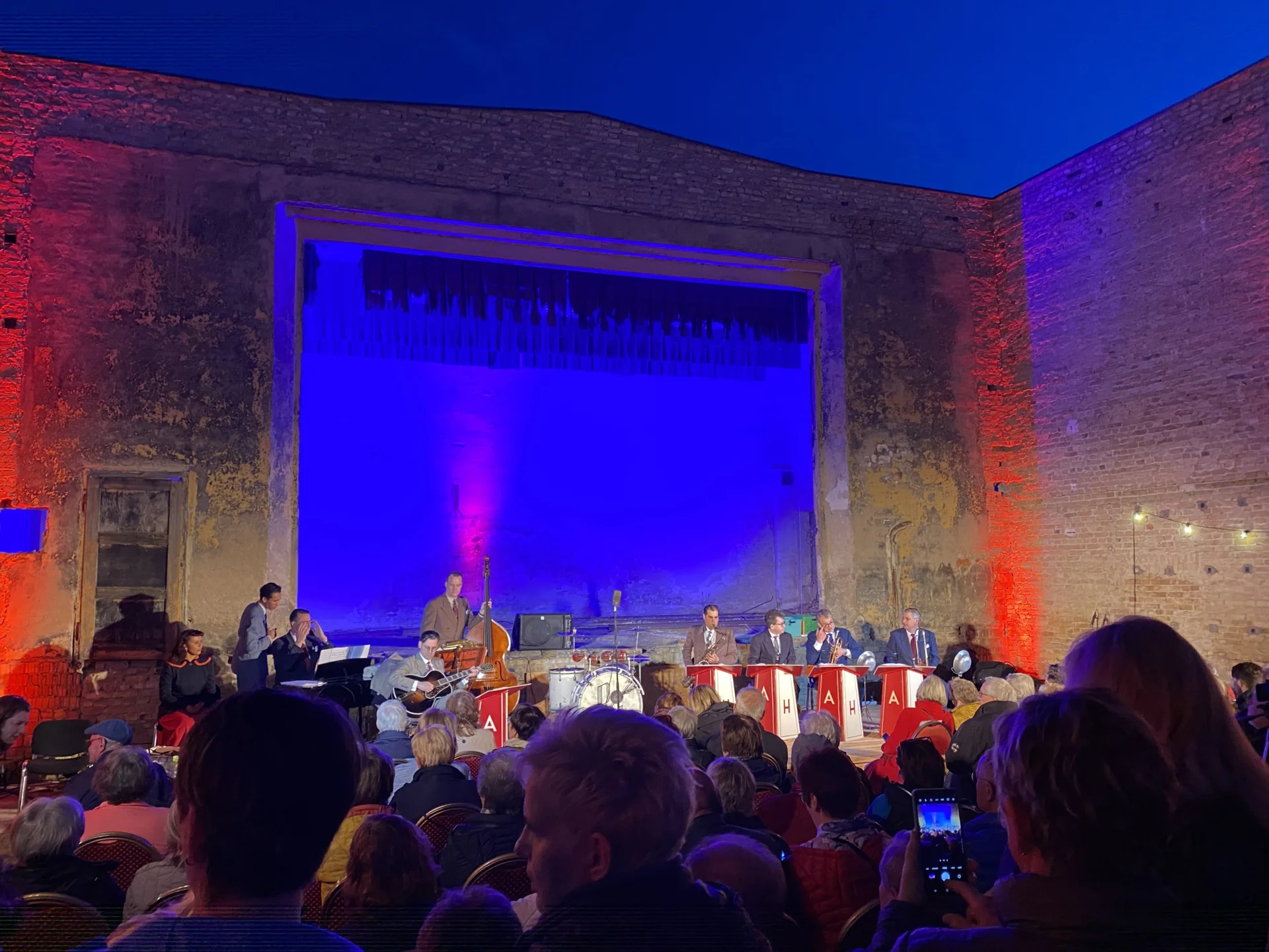 Schauburg mit den Swinin´ Hermlins