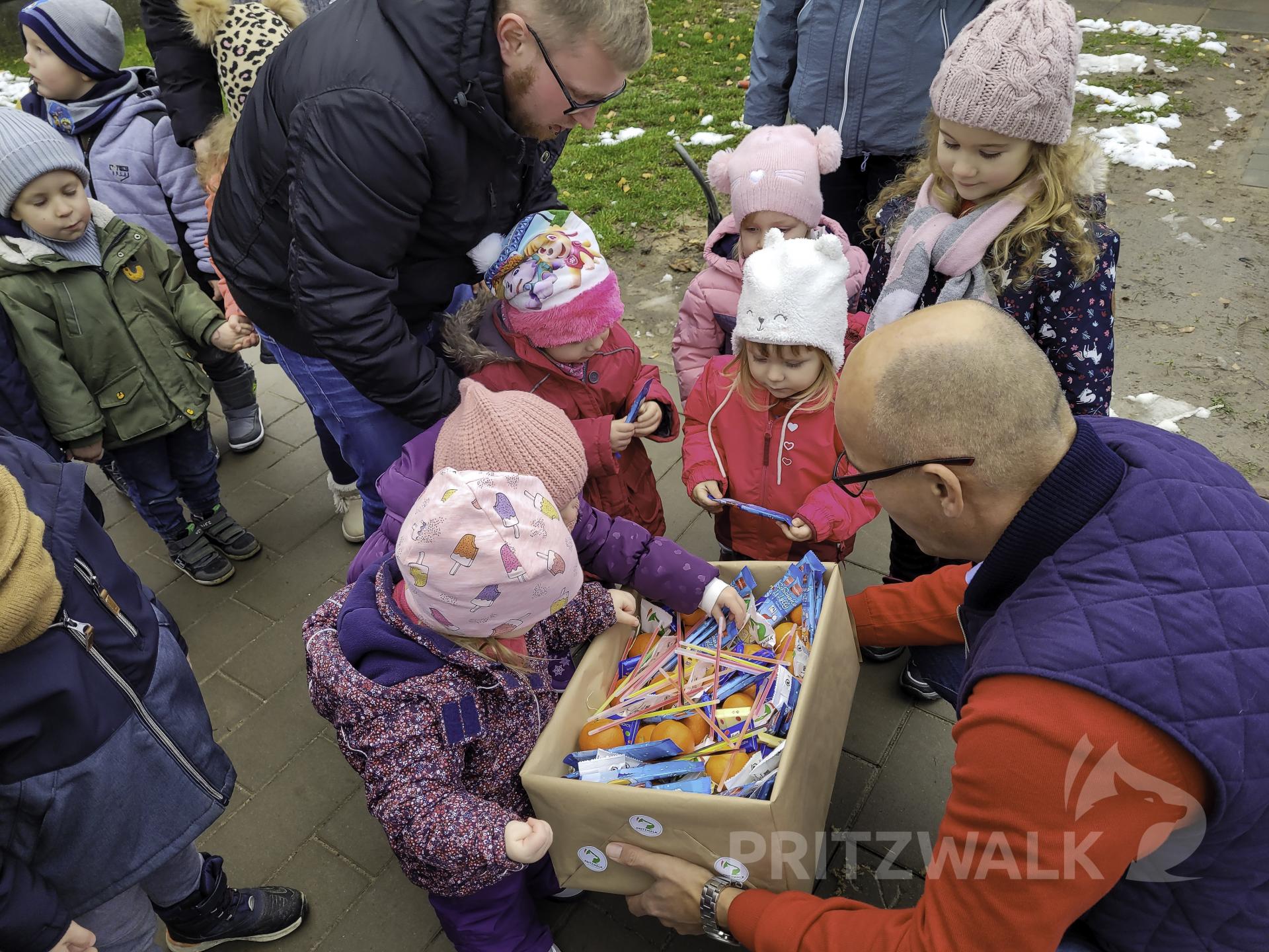 Der Bürgermeister hatte kleine Überraschungen für die Kinder dabei. Foto: Beate Vogel