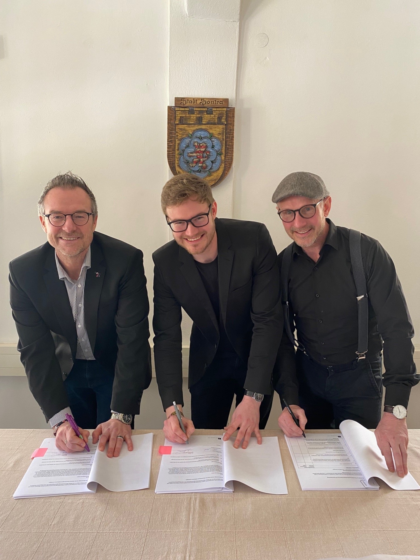 Bürgermeister Eckhardt sowie Tim-Henrik und Reinhardt Ehmer unterzeichnen die Vereinbarung für den Bauhof