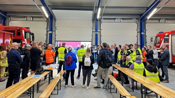 Bombenentschärfung in Teltow: Die Menschen können sich vorübergehend in der Sammelstelle aufhalten. Quelle: RBB