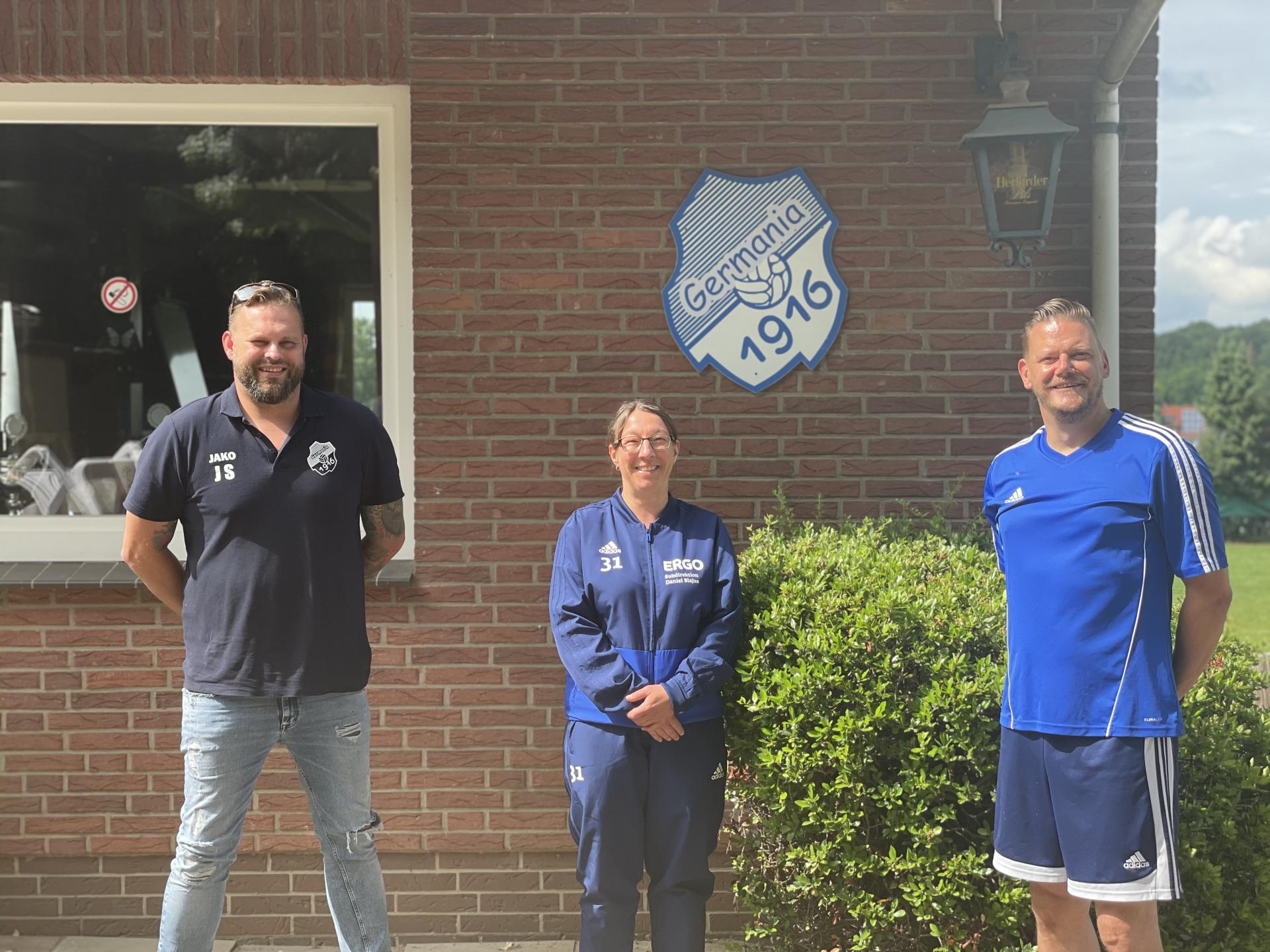 Die stellvertretenden Jugendleiter Jan Suhren (re.) und Sven Froelich freuen sich darüber, das sie mit Melanie Balla eine erfahrene Fussballerin als Trainerin für das neu gegründetet Juniorinnen-Team gewinnen konnten.