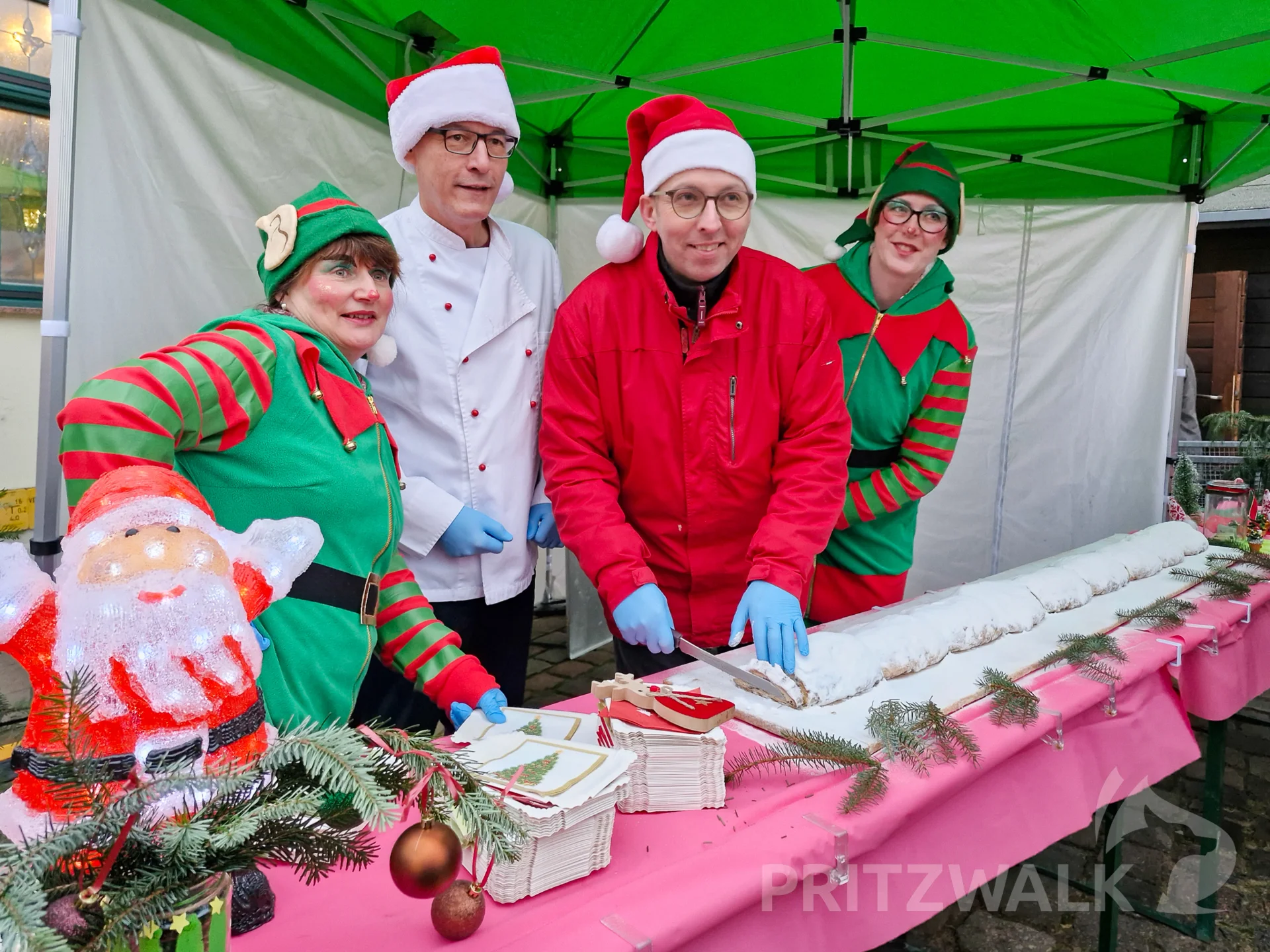 Bürgermeister Dr. Ronald Thiel und Bäckermeister Heiko Pickert schnitten den Riesenstollen an. Foto: Stadt Pritzwalk