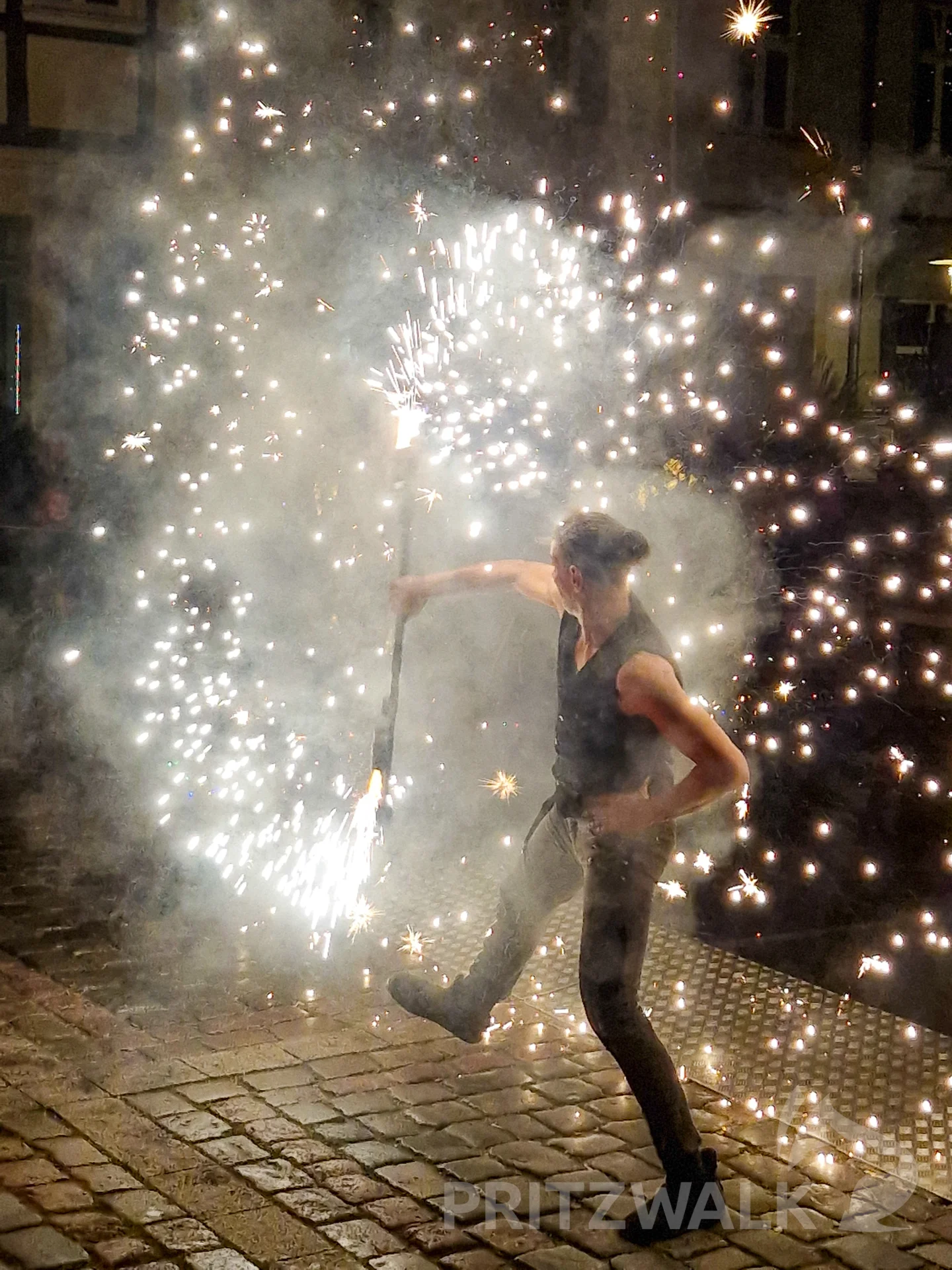 Eine Feuershow gab es am Samstagabend auf dem Pritzwalker Weihnachtsmarkt. Foto: Stadt Pritzwalk