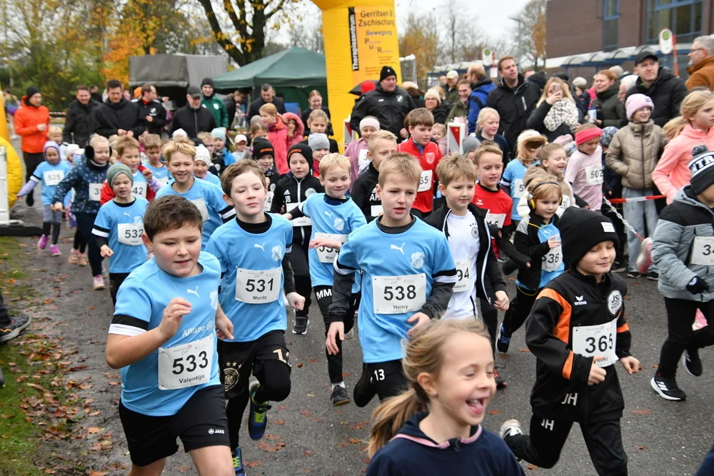 Start der Schülerinnen und Schüler über die 2 km Strecke (Bild vergrößern)