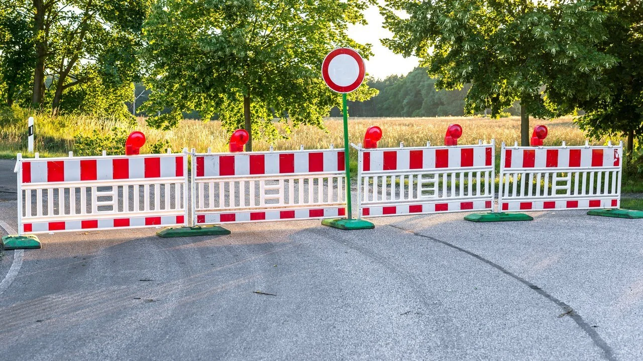 csm_AdobeStock_114648021_Strassensperrung_mirkograul_637cc15474