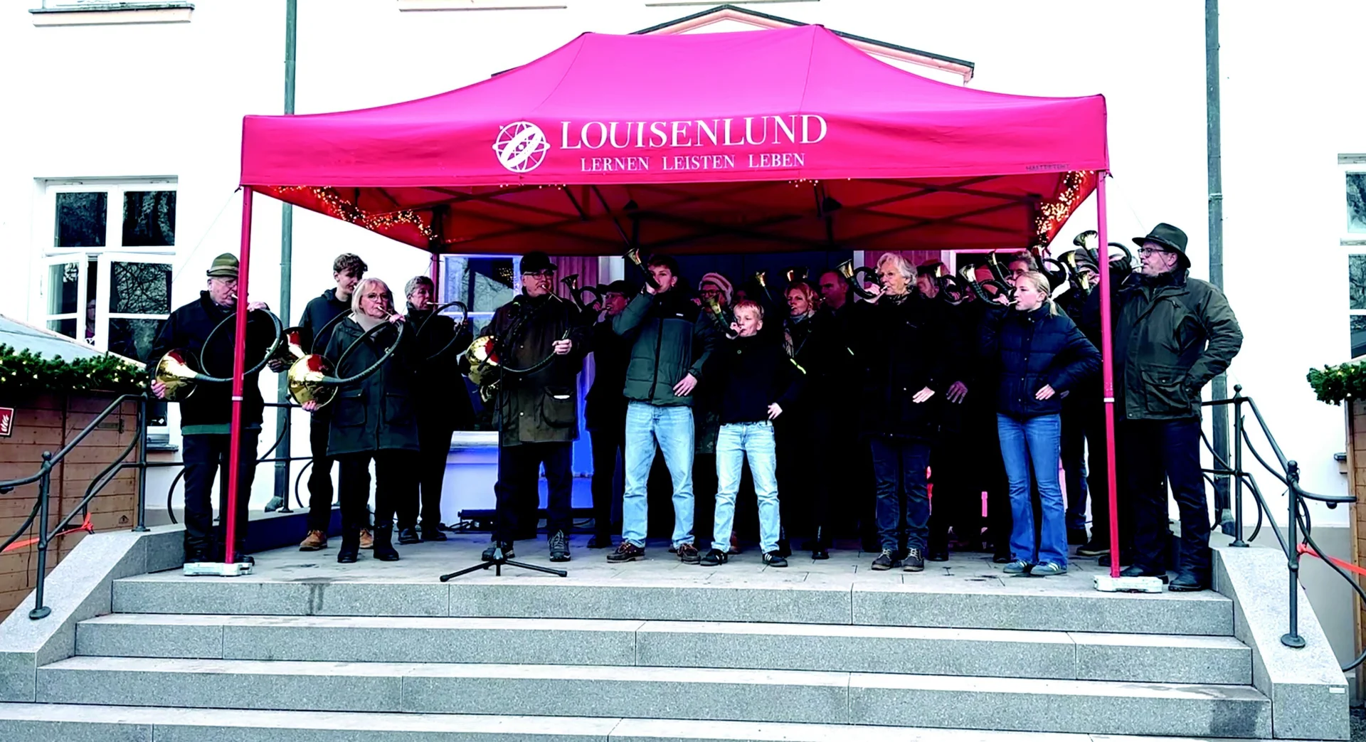 Gemeinsamer Auftritt Jagdhornbläser auf Weihnachtsmart Louisenlund