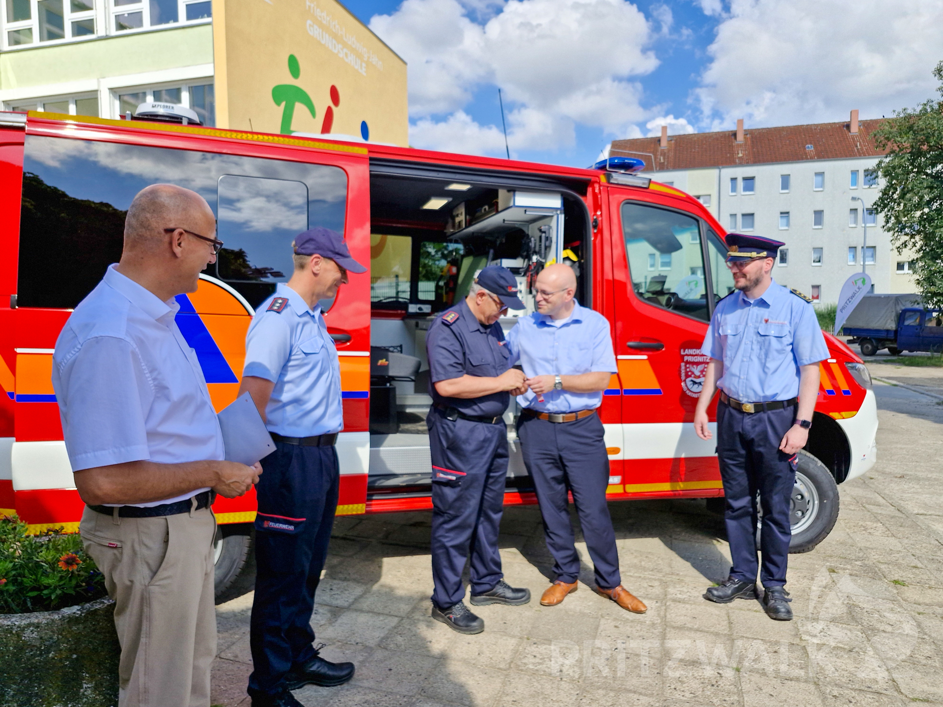 Pritzwalks Ortswehrführer Adraian Zechser (l.) bekommt den Schlüssel für das CBRN-Fahrzeug von Landrat Christian Müller. Foto: Stadt Pritzwalk