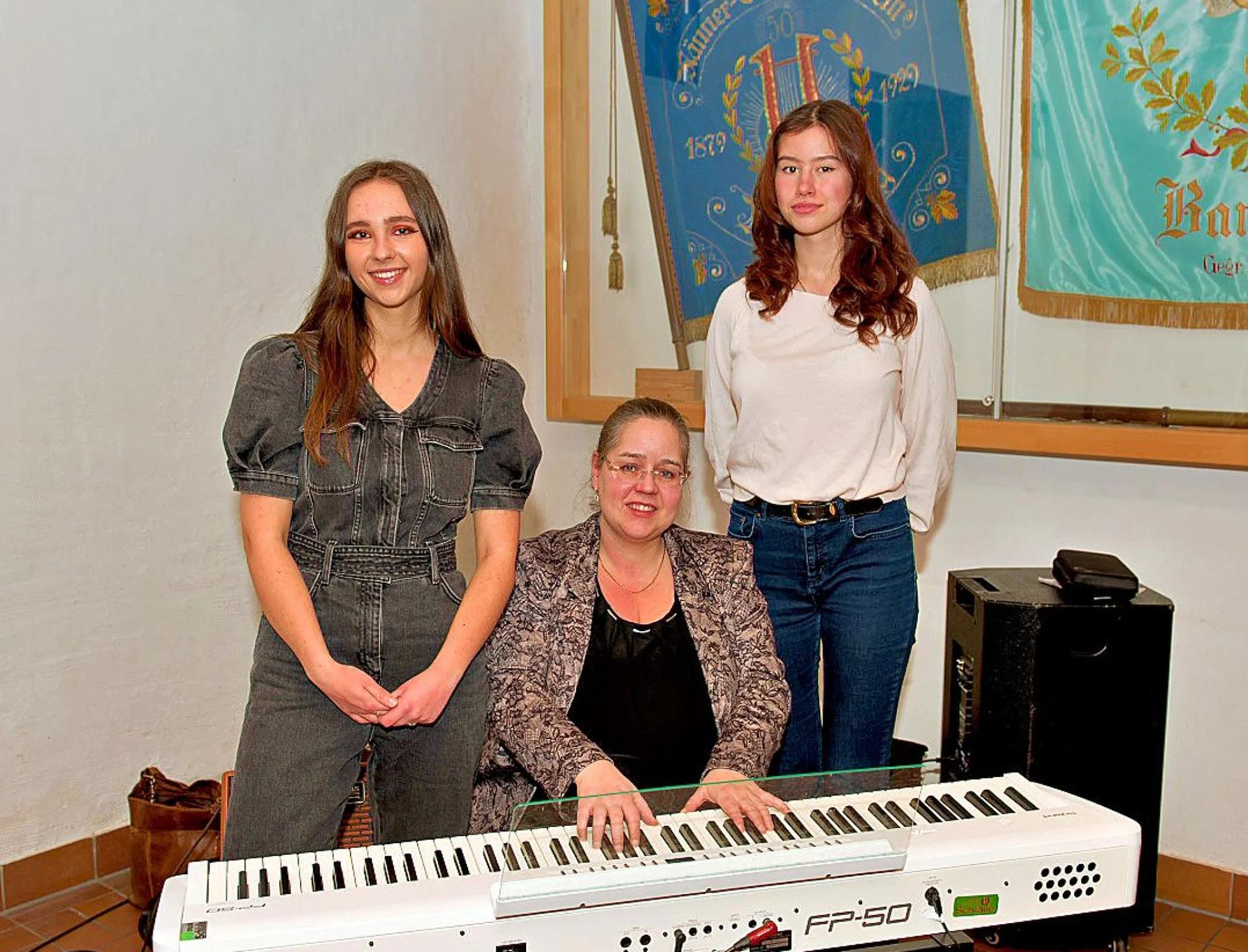 Übernahmen den musikalischen Part: Nadine Duwe mit ihren Schützlingen Frieda Luise Pohl (l.) und Hannah Carlotta Borrmann. Foto: Angelika Höde