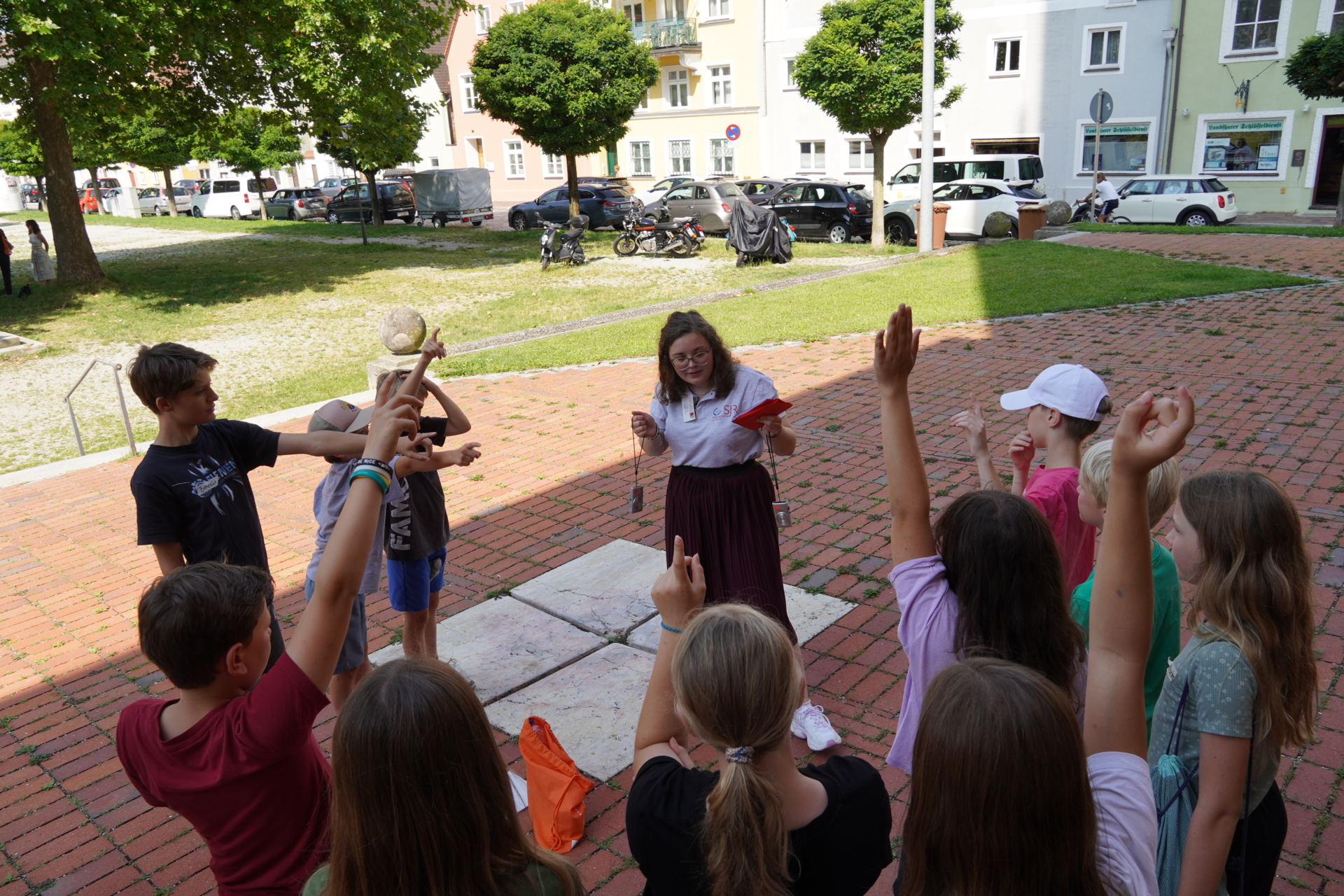 Unsere Sozialpädagogin Verena Nußbaumer hört sich die Wünsche der Kinder an