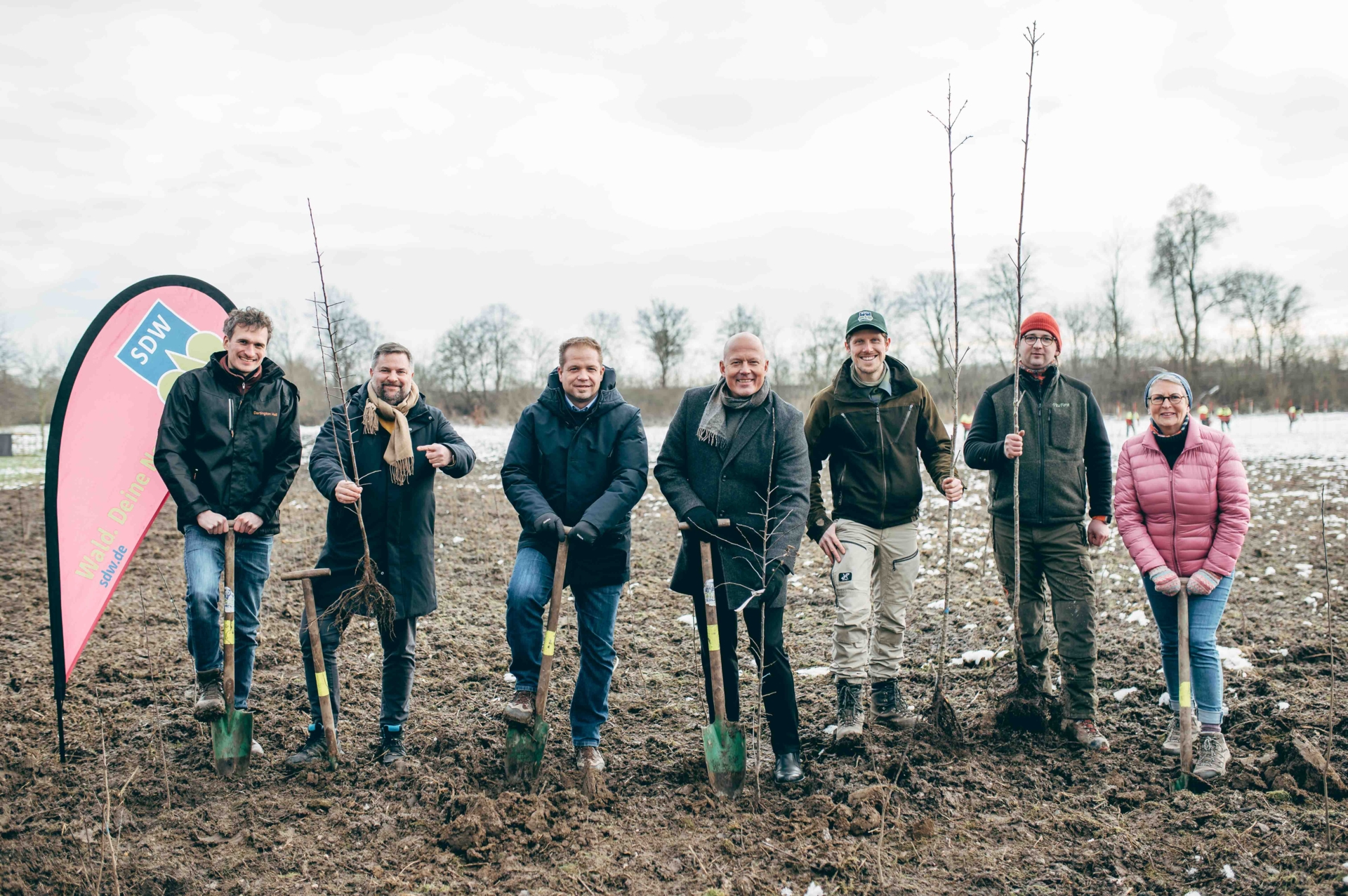 Gemeinsam für mehr Wald: Vertreterinnen und Vertreter des Rhein-Erft-Kreises und der Schutzgemeinschaft Deutscher Wald setzen mit der Pflanzung junger Bäume ein Zeichen für nachhaltigen Landschaftsschutz.