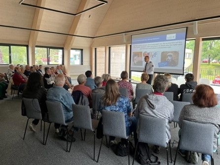 Senioren beim Vortrag zu Trickbetrug am 20.06.2024 im Saal des Bürgerhauses