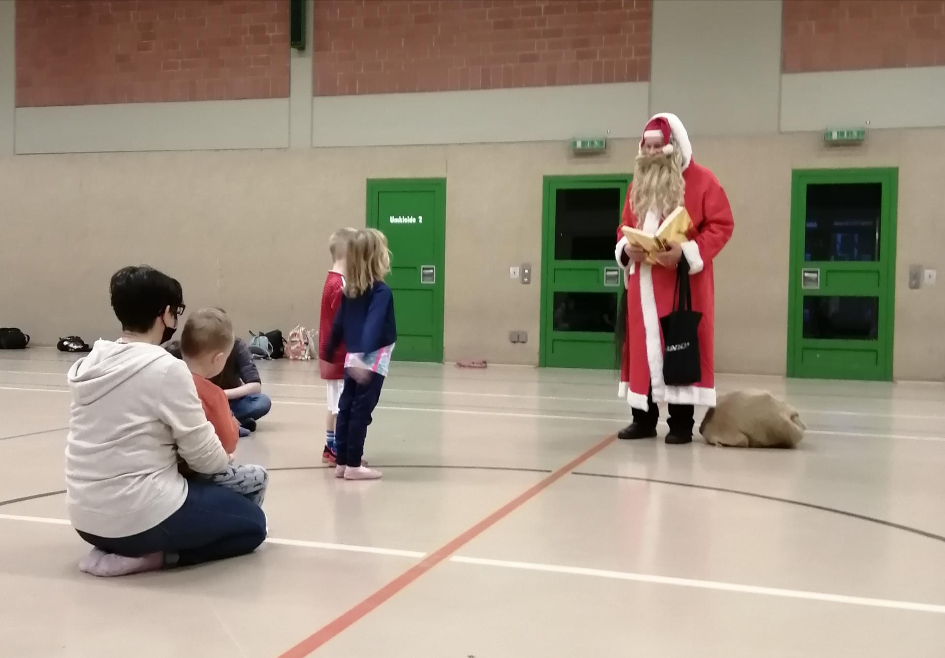 Kinder tragen ein Gedicht für den Nikolaus vor