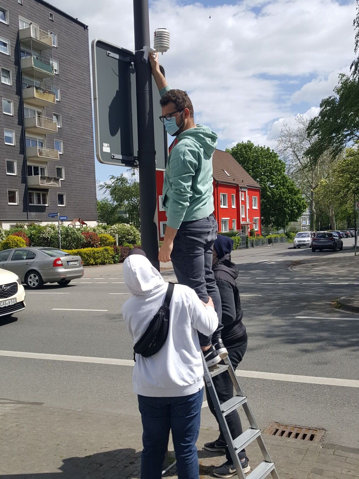 Schüler erforschen Mikroklima in Recklinghausen Hoch hinaus ging es beim Anbringen der Sensoren.